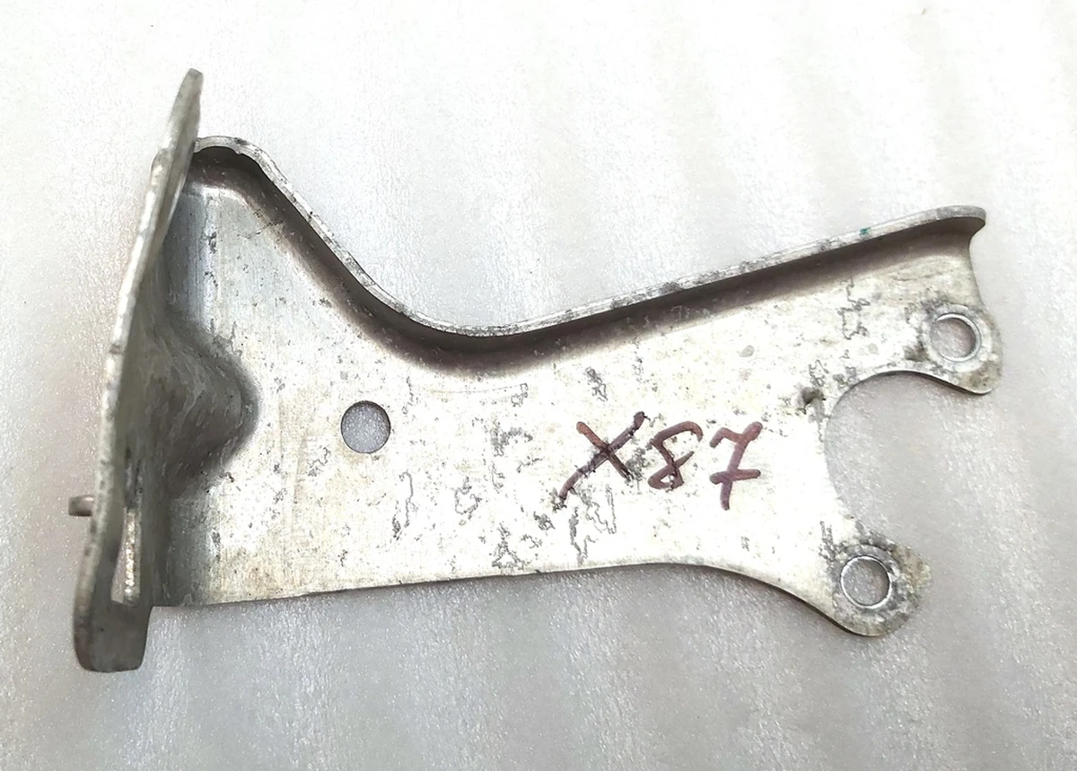 8 RR SUSP RIDE HEIGHT SNSR BRKT LH with broken geometry Tesla model S, model S REST, model X 6006523-00-B