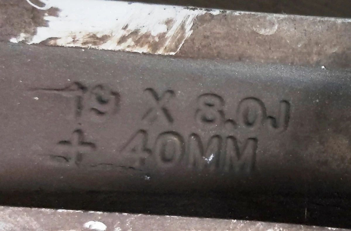 1 Диск колёсный (19x8.0J - SILVER) с повреждением Tesla model S 1054040-00-B