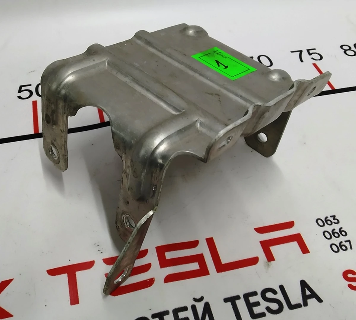 16 Кронштейн крепления нагревателя батареи Tesla model S 6007355-00-C