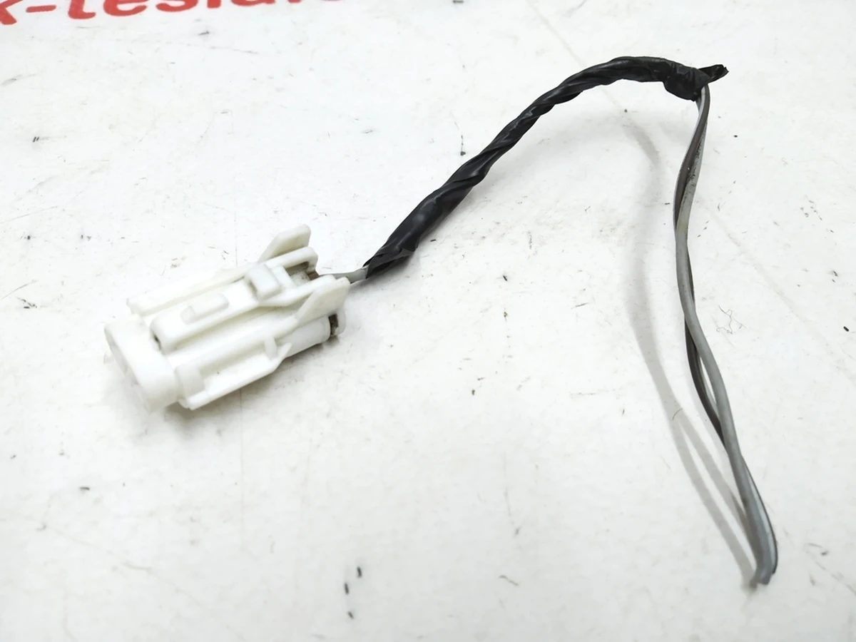 2 Connector (chip) of air temperature sensor Tesla model all models 1106818-00-A
