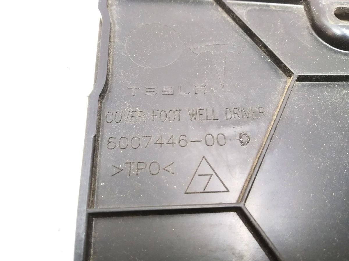 17 Накладка пластиковая под рулевой колонкой Tesla model S, model S REST 1016340-00-F