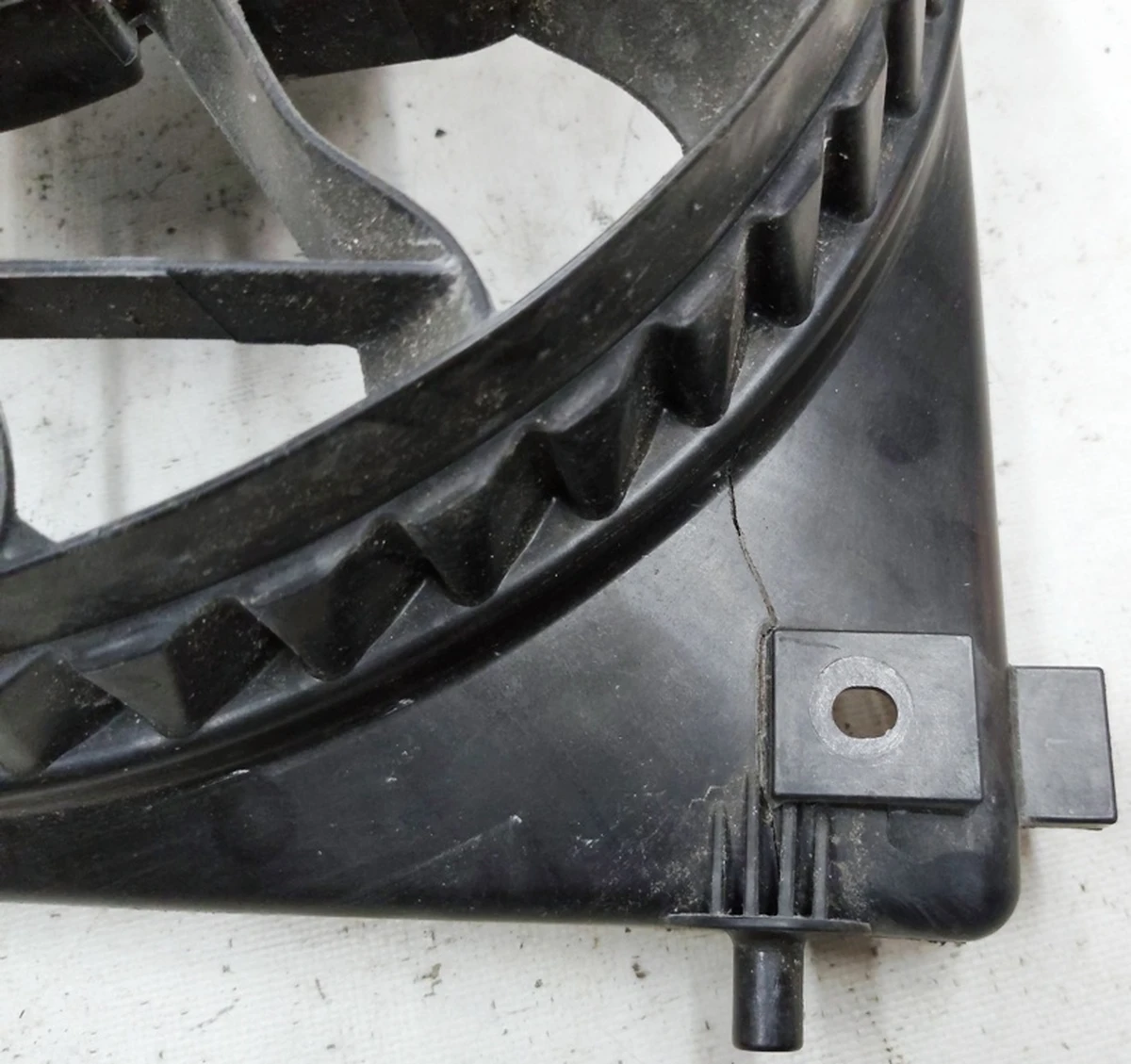 5 Left air conditioner fan housing damaged Tesla model S, model S REST 6007614-00-D