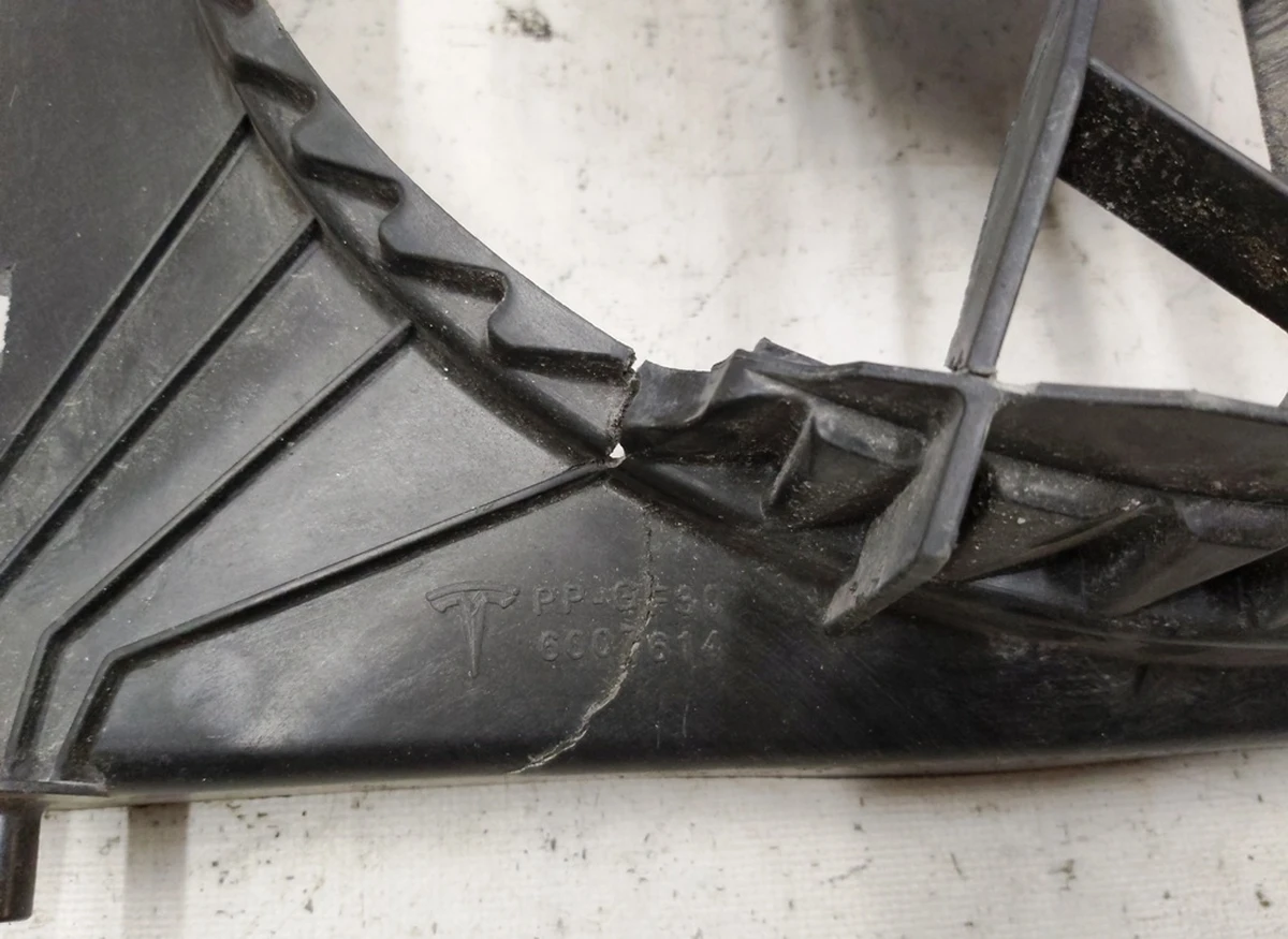 5 Left air conditioner fan housing damaged Tesla model S, model S REST 6007614-00-D