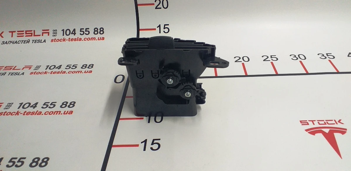 ASY AIR OUTLET CENTER RIGHT Tesla model S, model S REST, model X 1096879-00-B