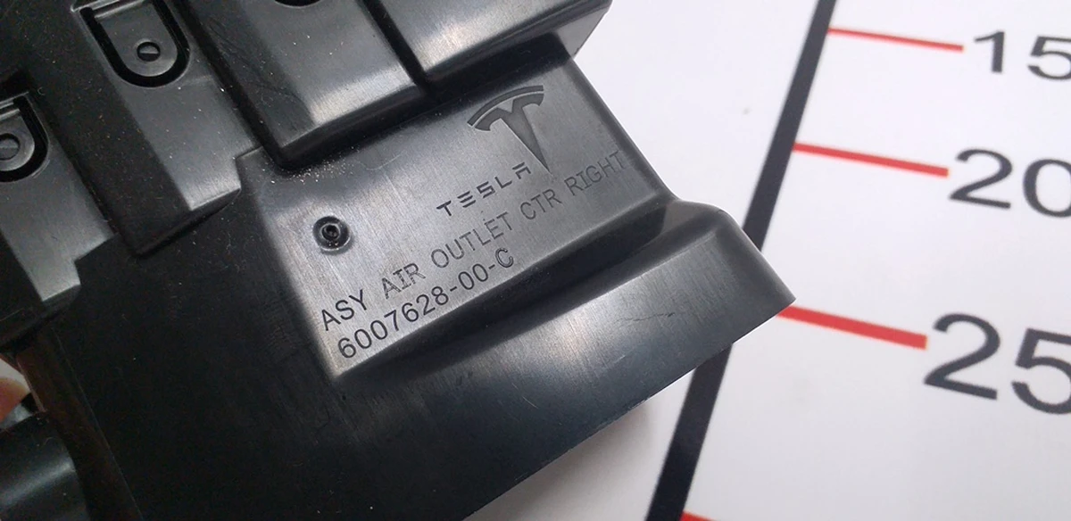ASY AIR OUTLET CENTER RIGHT Tesla model S, model S REST, model X 1096879-00-B