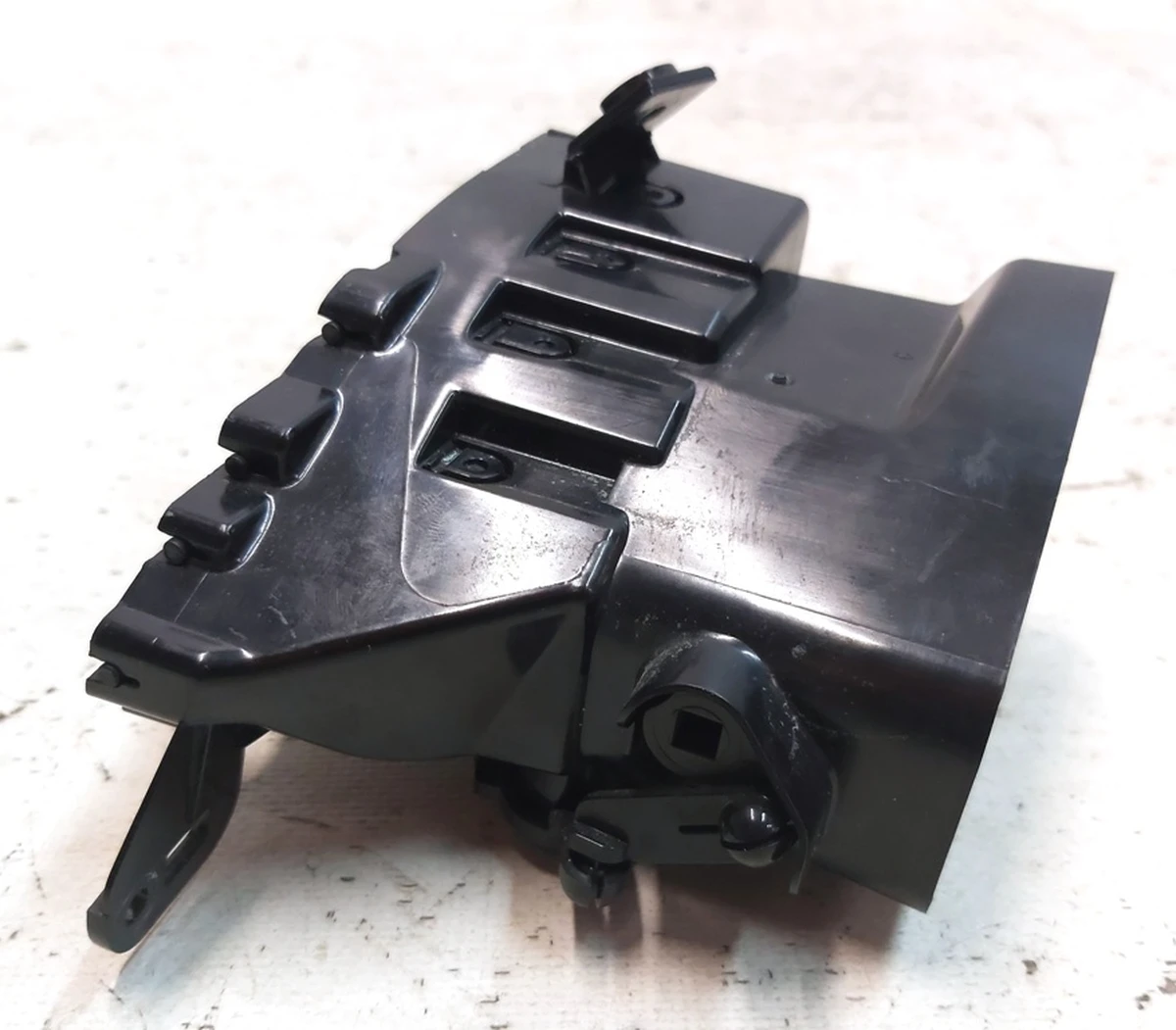 7 Воздуховод центральной панели пассажирский левый с повреждением Tesla model S, model S REST, model X 1096879-00-B