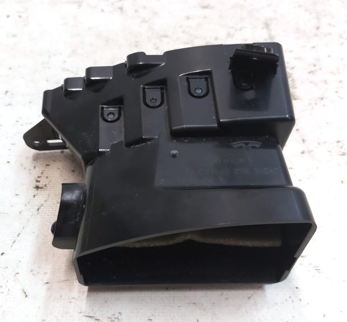 7 Воздуховод центральной панели пассажирский левый с повреждением Tesla model S, model S REST, model X 1096879-00-B