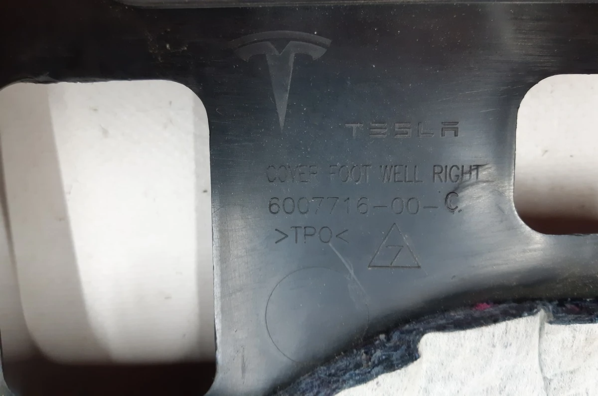 22 Накладка нижняя инструментальной панели правая Tesla model S, model S REST 1016343-00-B