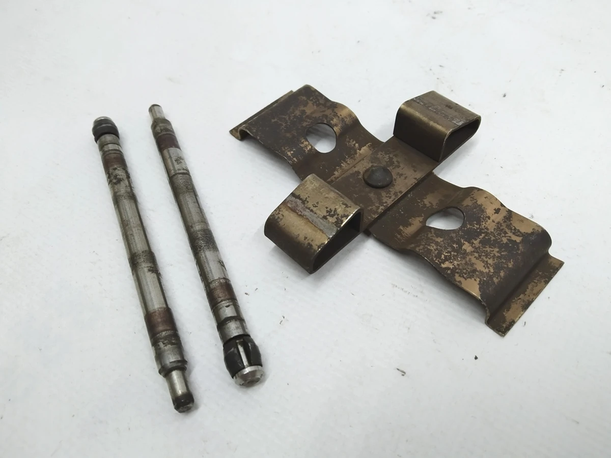 8 Комплект скобы прижимной и штифтов тормозного суппорта заднего BREMBO Tesla Model S, Model S REST, Model X 6008142-00-A