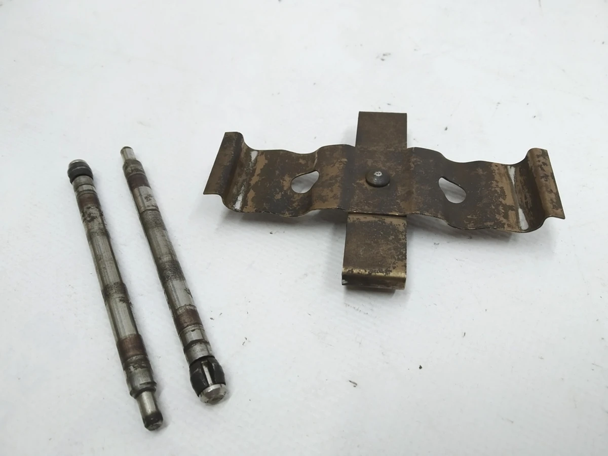 8 Комплект скобы прижимной и штифтов тормозного суппорта заднего BREMBO Tesla Model S, Model S REST, Model X 6008142-00-A