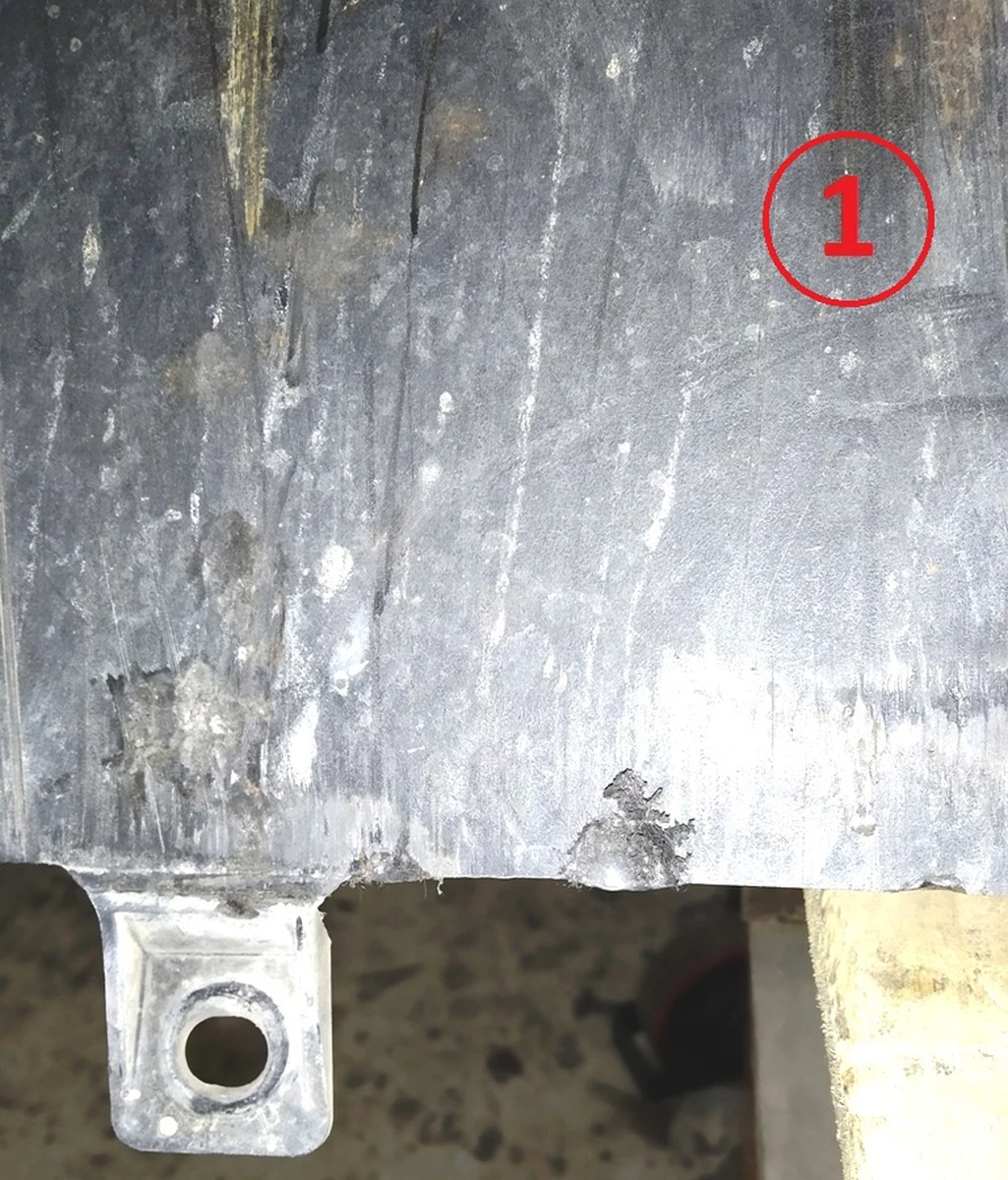 8 Накладка переднього бампера нижня (губа) з пошкодженням Tesla model S 6008160-00-C