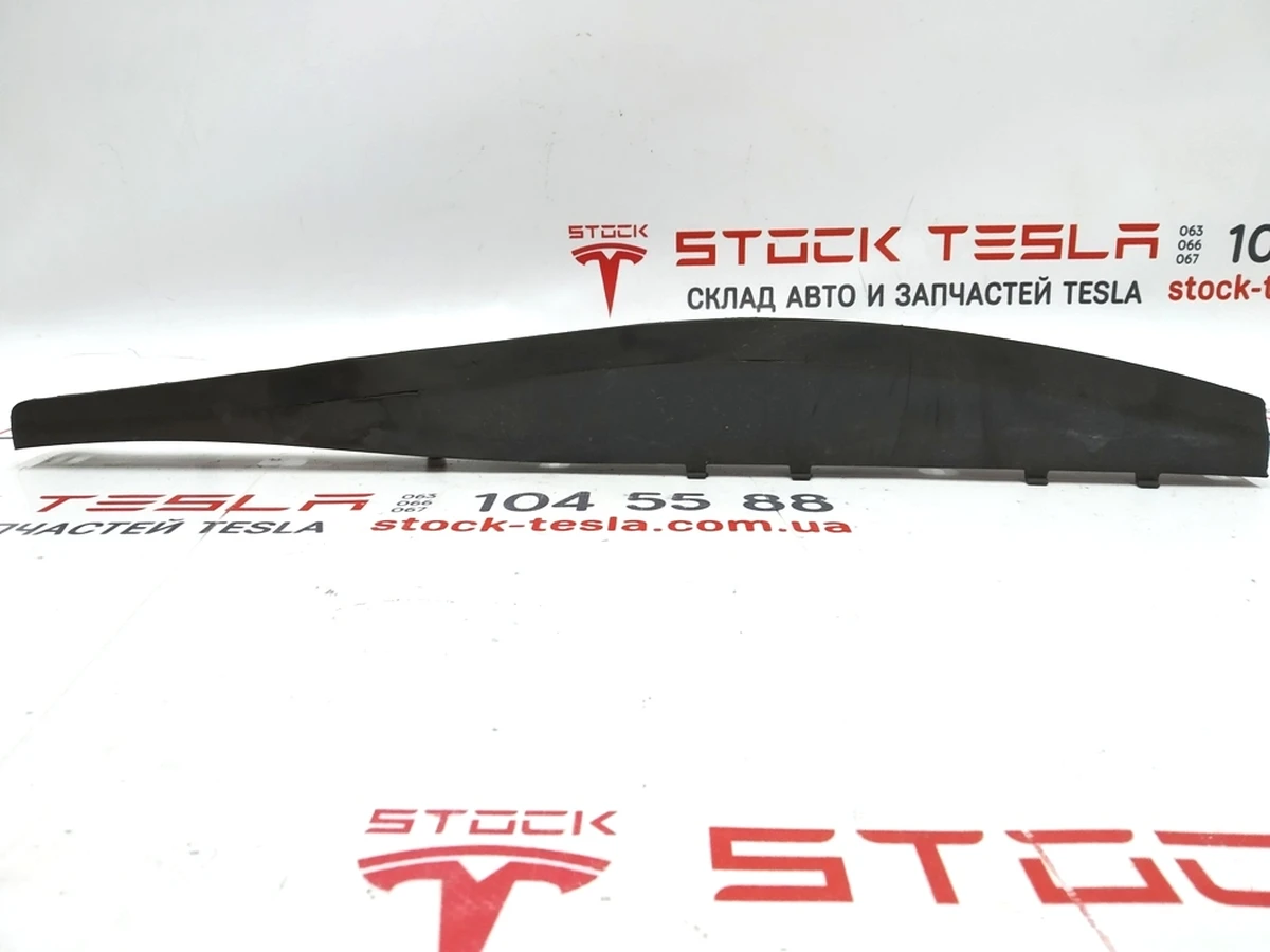 5 Задній молдинг (плавник) захисту двигуна правий малий Tesla model S 6008187-00-D