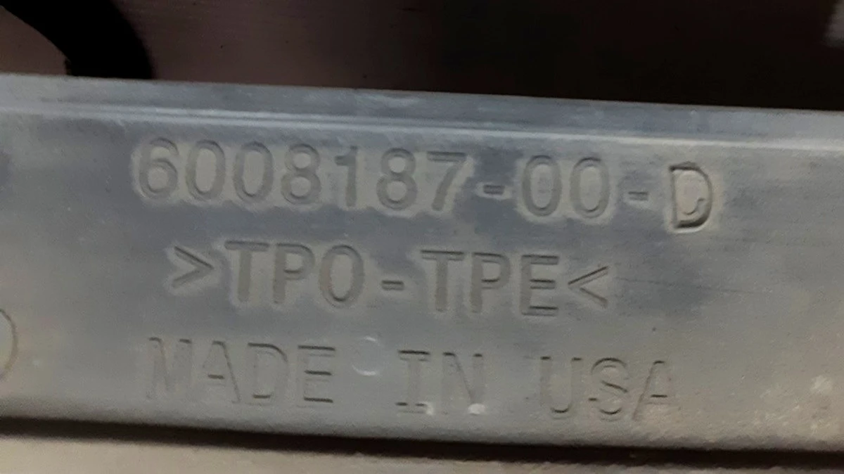 3 AERO SHIELD INNER STRAKE - RH with damage Tesla model S 6008187-00-D