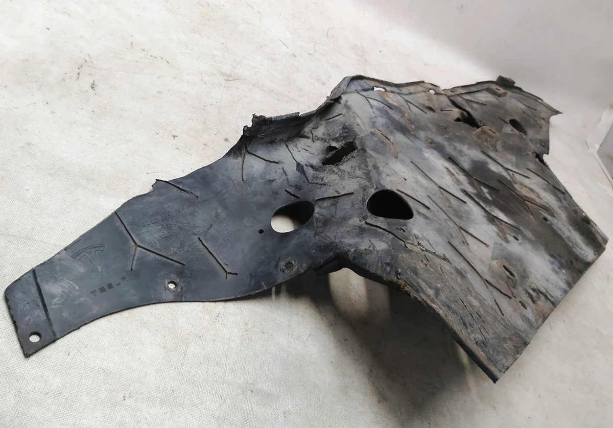 1 Захист переднього днища з пошкодженням Tesla Model S 6008189-00-F