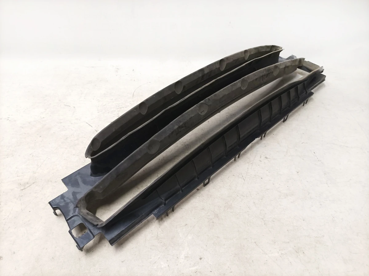Damaged front rubber pad for central radiator Tesla model S 6008193-00-B