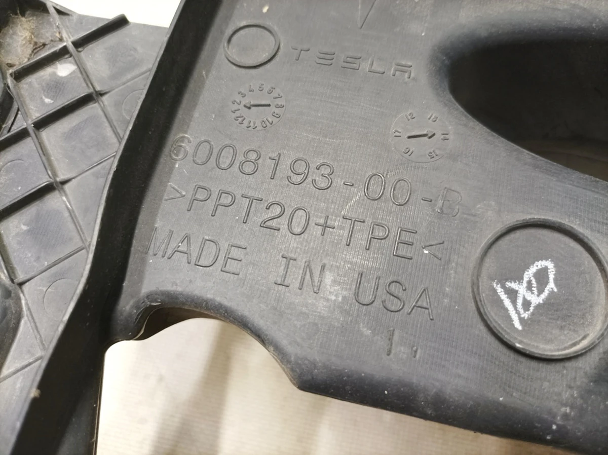 Damaged front rubber pad for central radiator Tesla model S 6008193-00-B