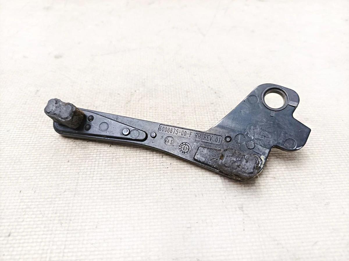 10 Кронштейн-направляющая люка передняя правая REV01 с повреждением Tesla model S 6008675-00-F