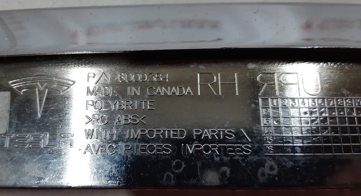 16 Накладка люверса верхняя правая хром Tesla model S 6009384-00-C
