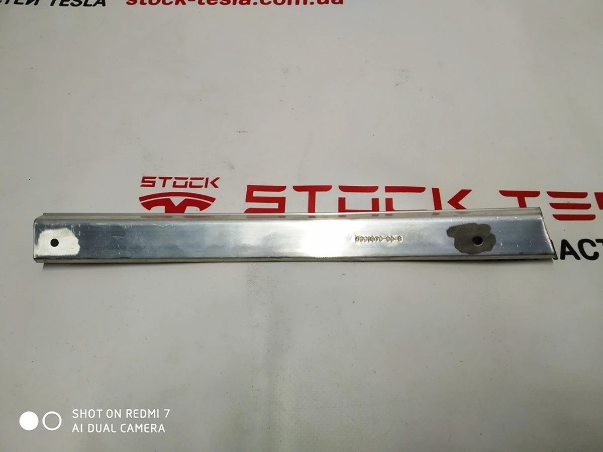 10 Крепление (планка) уплотнителя стойки B передний правый Tesla model S, REST 6009570-00-C