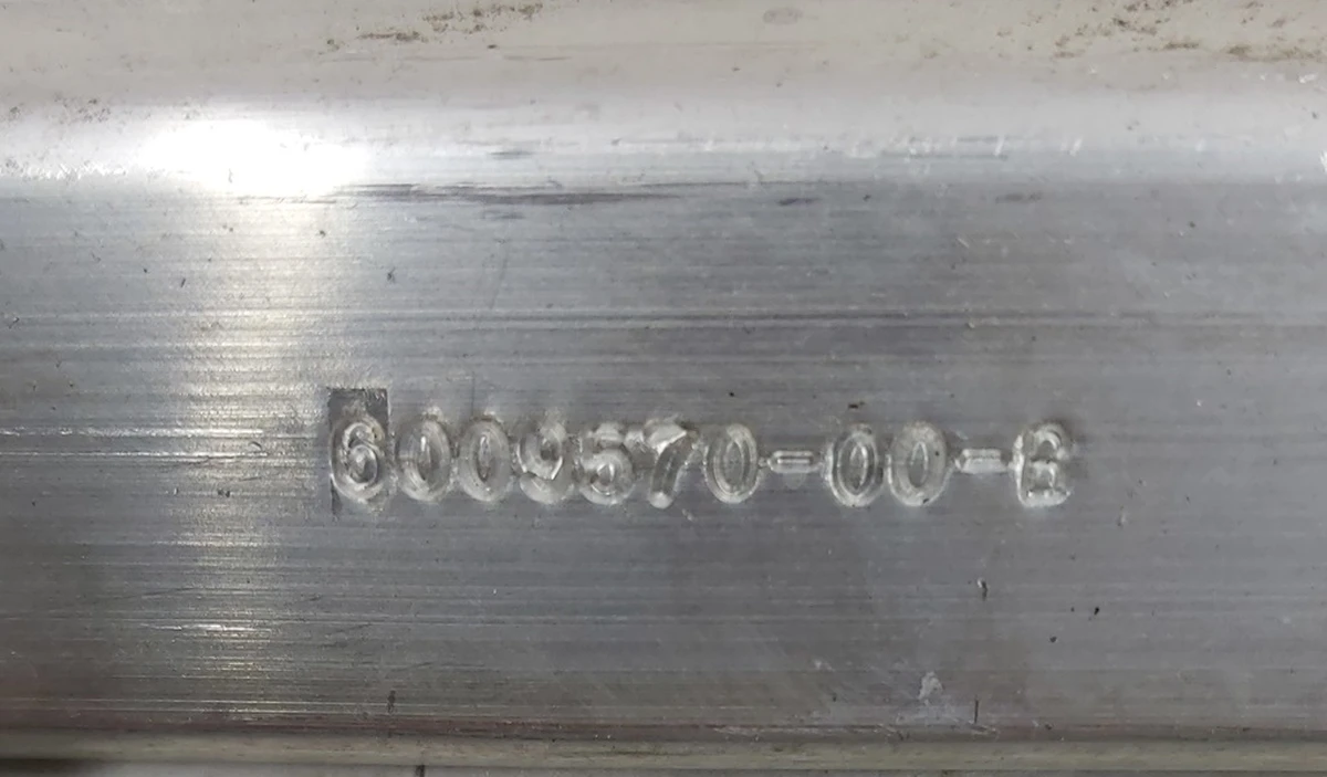 10 Крепление (планка) уплотнителя стойки B передний правый Tesla model S, REST 6009570-00-C