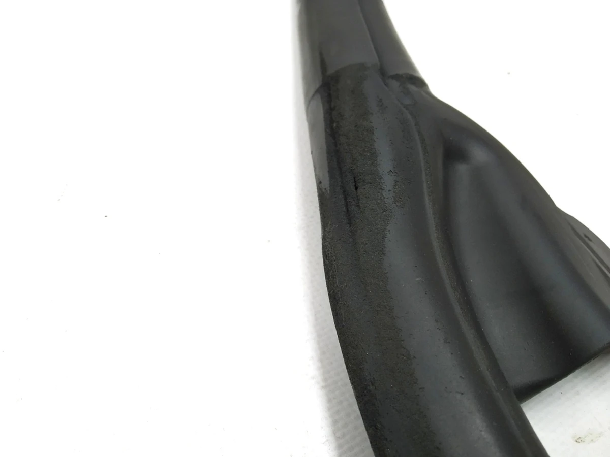 1 Уплотнитель проема левой передней двери с повреждением Tesla model S, model S REST 6009583-00-M