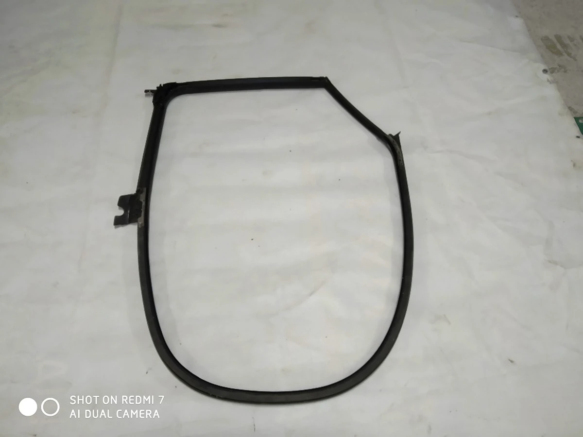 1 Ущільнювач отвору правих задніх дверей Tesla model S, model S REST 6009586-00-I