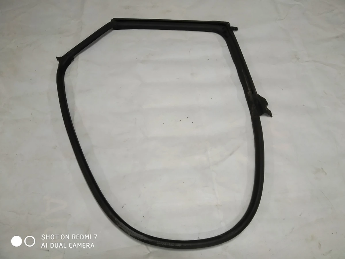 1 Ущільнювач отвору правих задніх дверей Tesla model S, model S REST 6009586-00-I