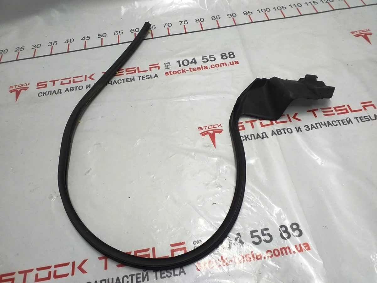 7 Ущільнювач стійки С та краю дверей лівий (з нижньою частиною) Tesla model S, model S REST 6009591-00-D