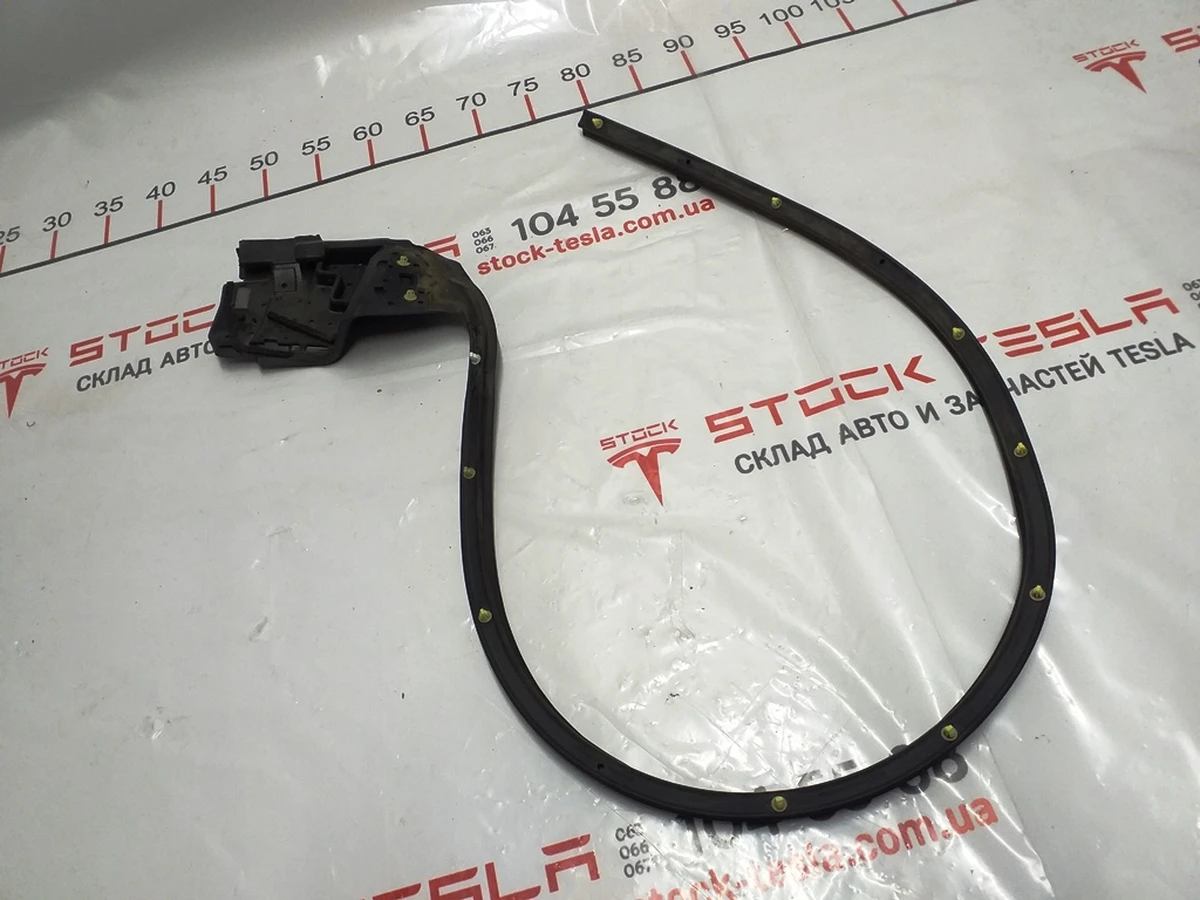 7 Ущільнювач стійки С та краю дверей лівий (з нижньою частиною) Tesla model S, model S REST 6009591-00-D