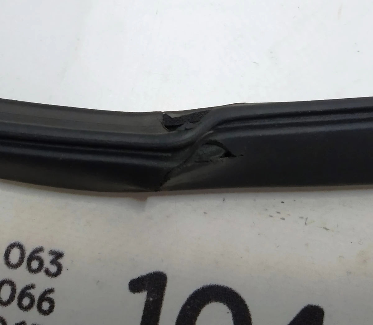 4 Ущільнювач дверей передньої правої (з пошкодженням) Tesla model S, model S REST 6009594-00-D