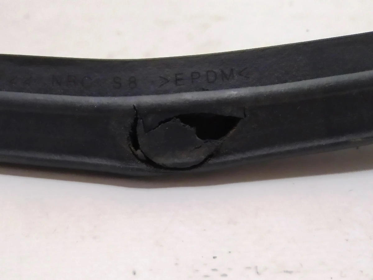 4 Ущільнювач дверей передньої правої (з пошкодженням) Tesla model S, model S REST 6009594-00-D