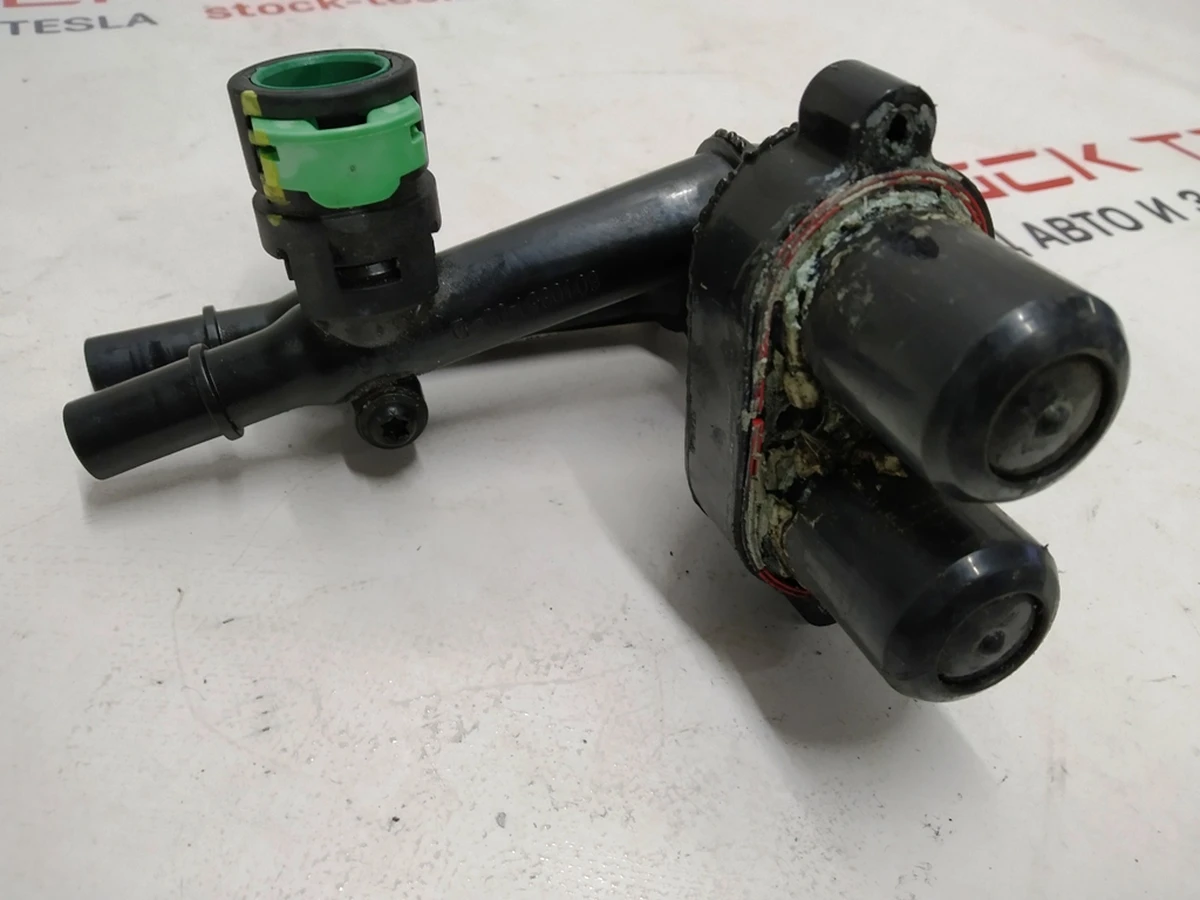 Клапан входящий патрубка охлаждения основной батареи высоковольтной Tesla model S 6010351-00-D