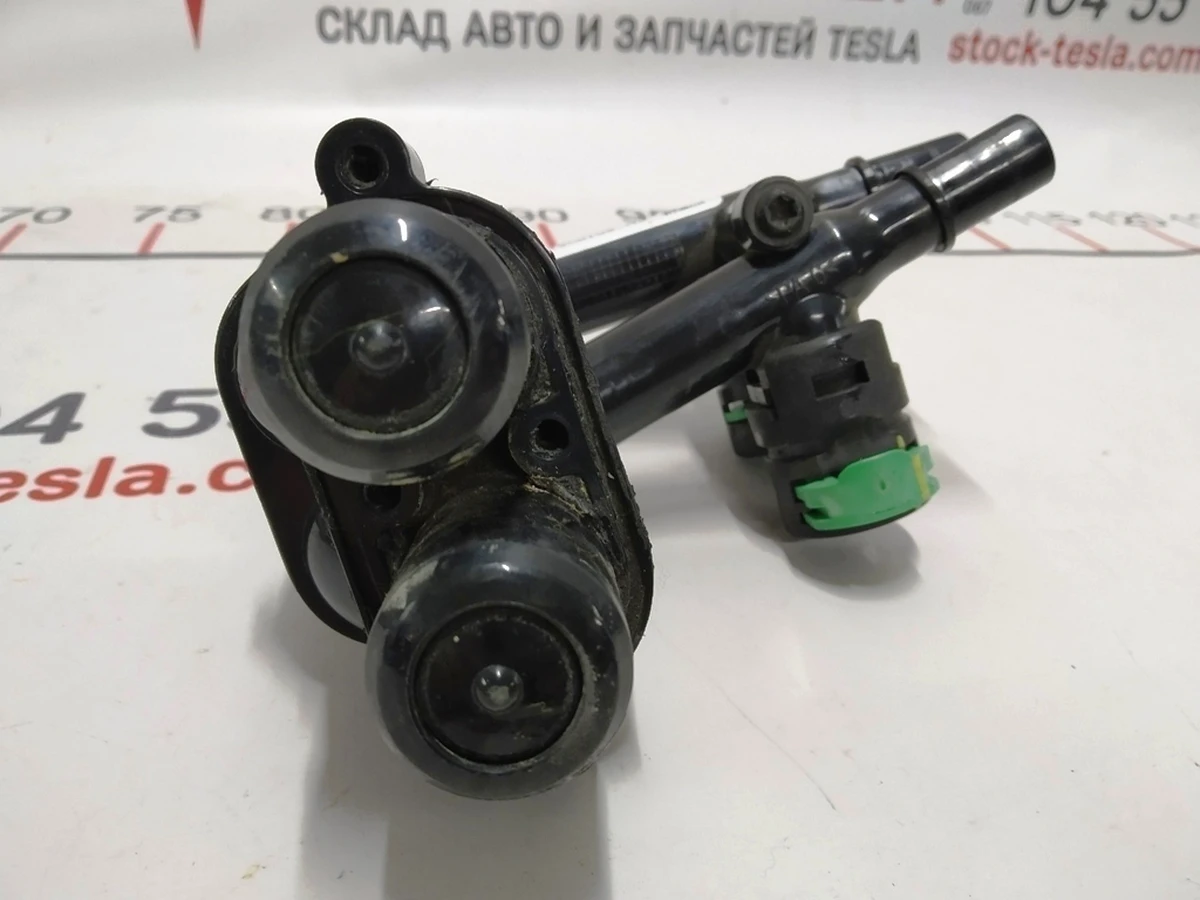 Клапан входящий патрубка охлаждения основной батареи высоковольтной Tesla model S 6010351-00-D