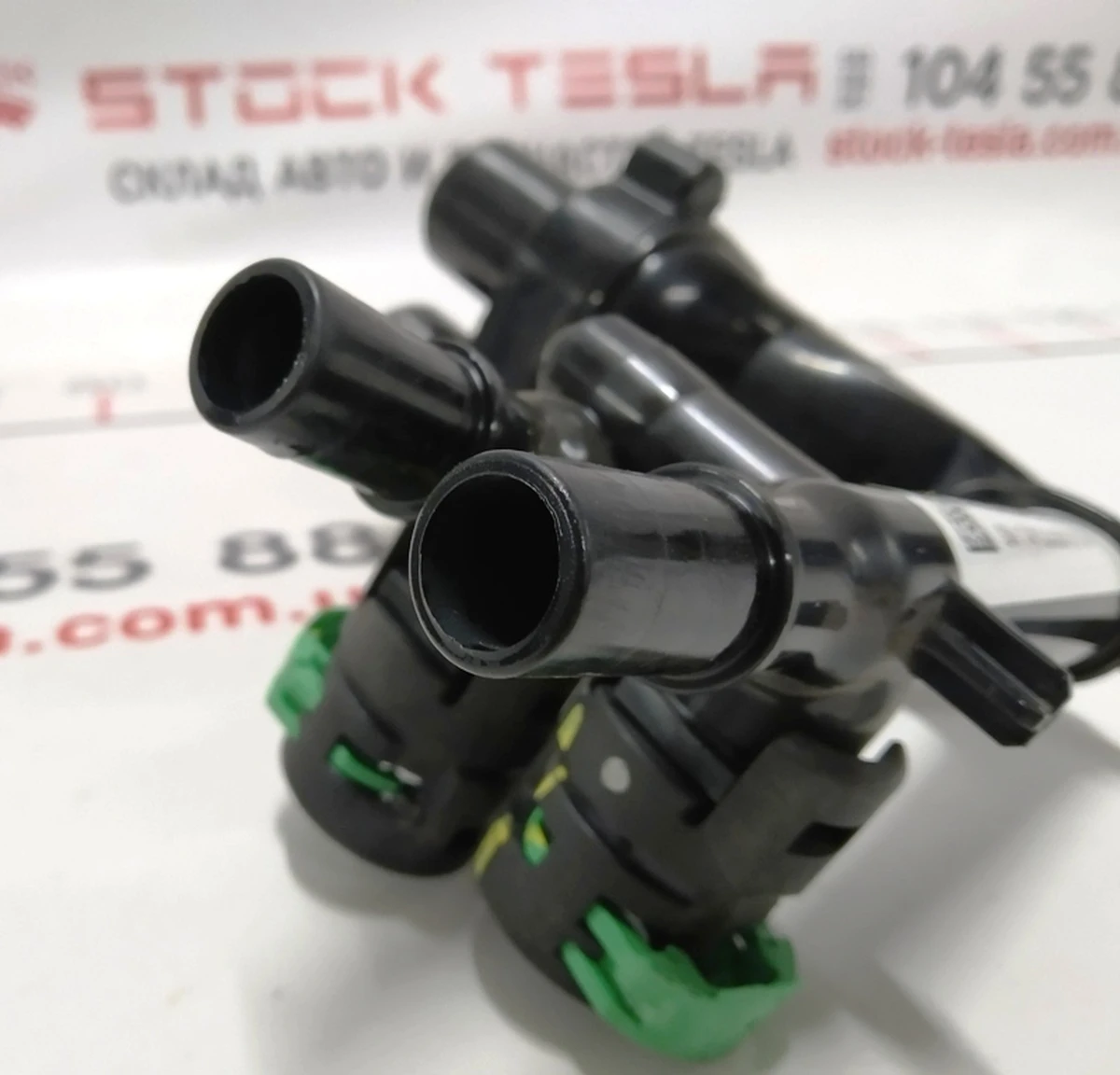 Клапан входящий патрубка охлаждения основной батареи высоковольтной Tesla model S 6010351-00-D