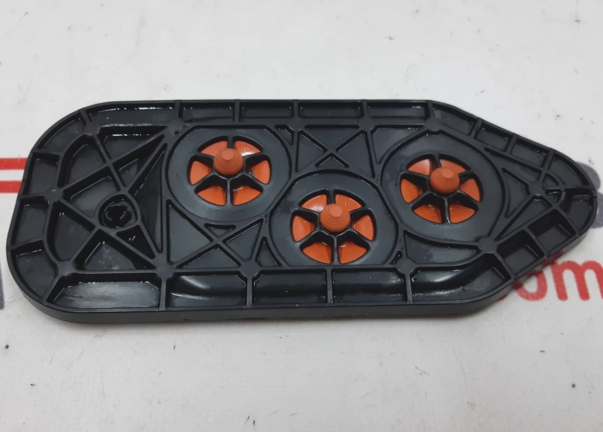 Крышка вентиляции основной батареи пластик верхняя с клапанами 6010488-00-C