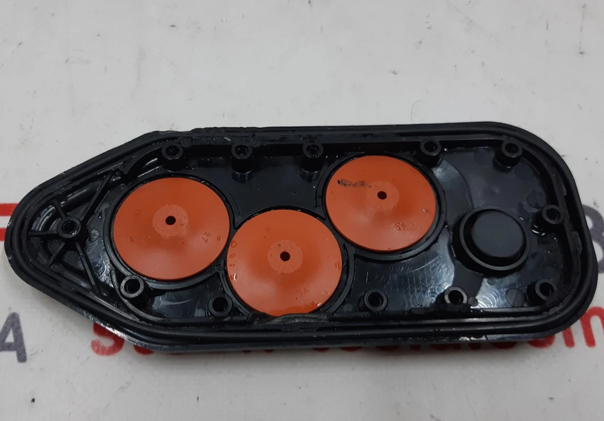 Крышка вентиляции основной батареи пластик верхняя с клапанами 6010488-00-C