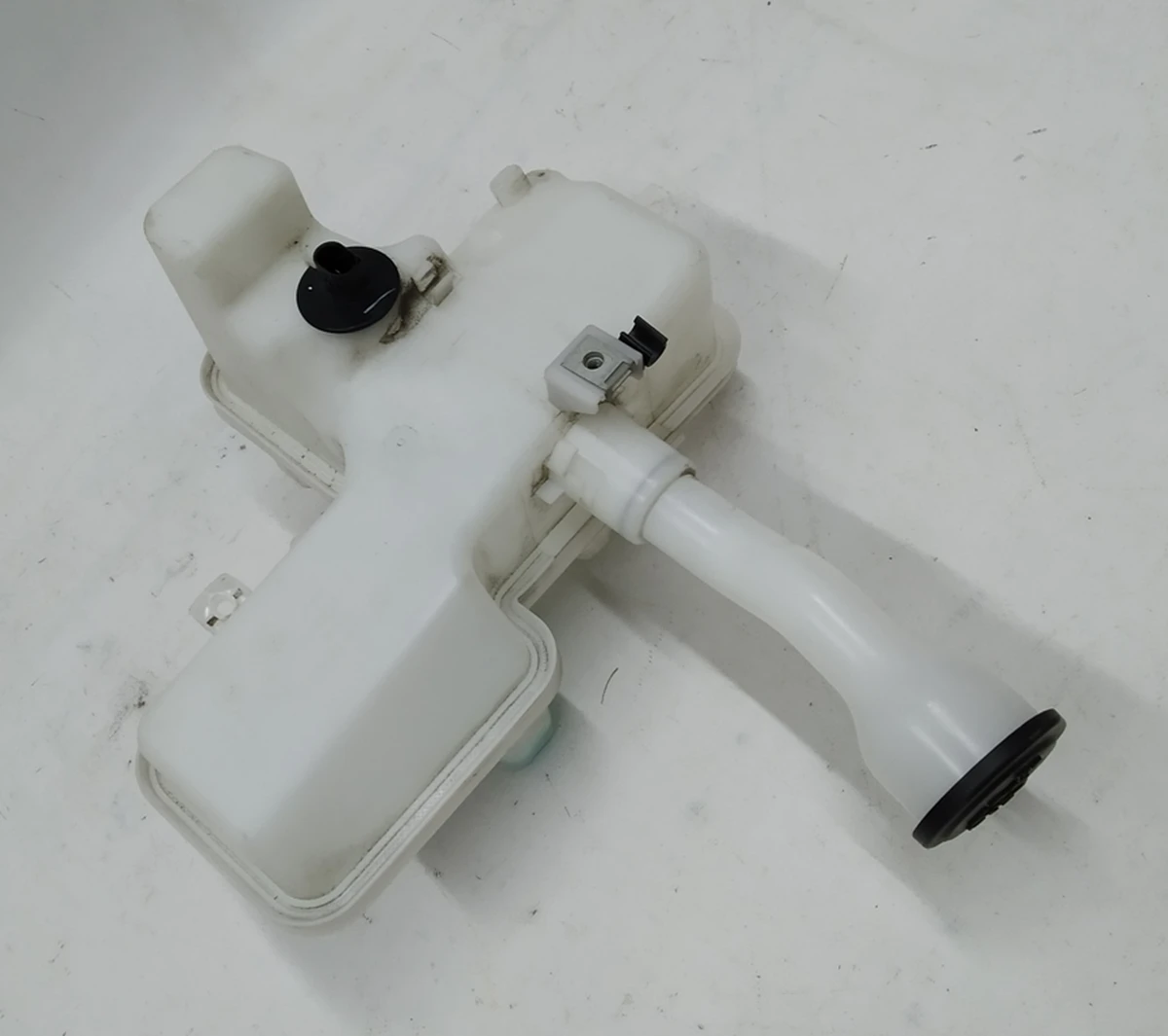 Windscreen washer reservoir complete with pump, cover and liquid level sensor BMW I3 61667381592