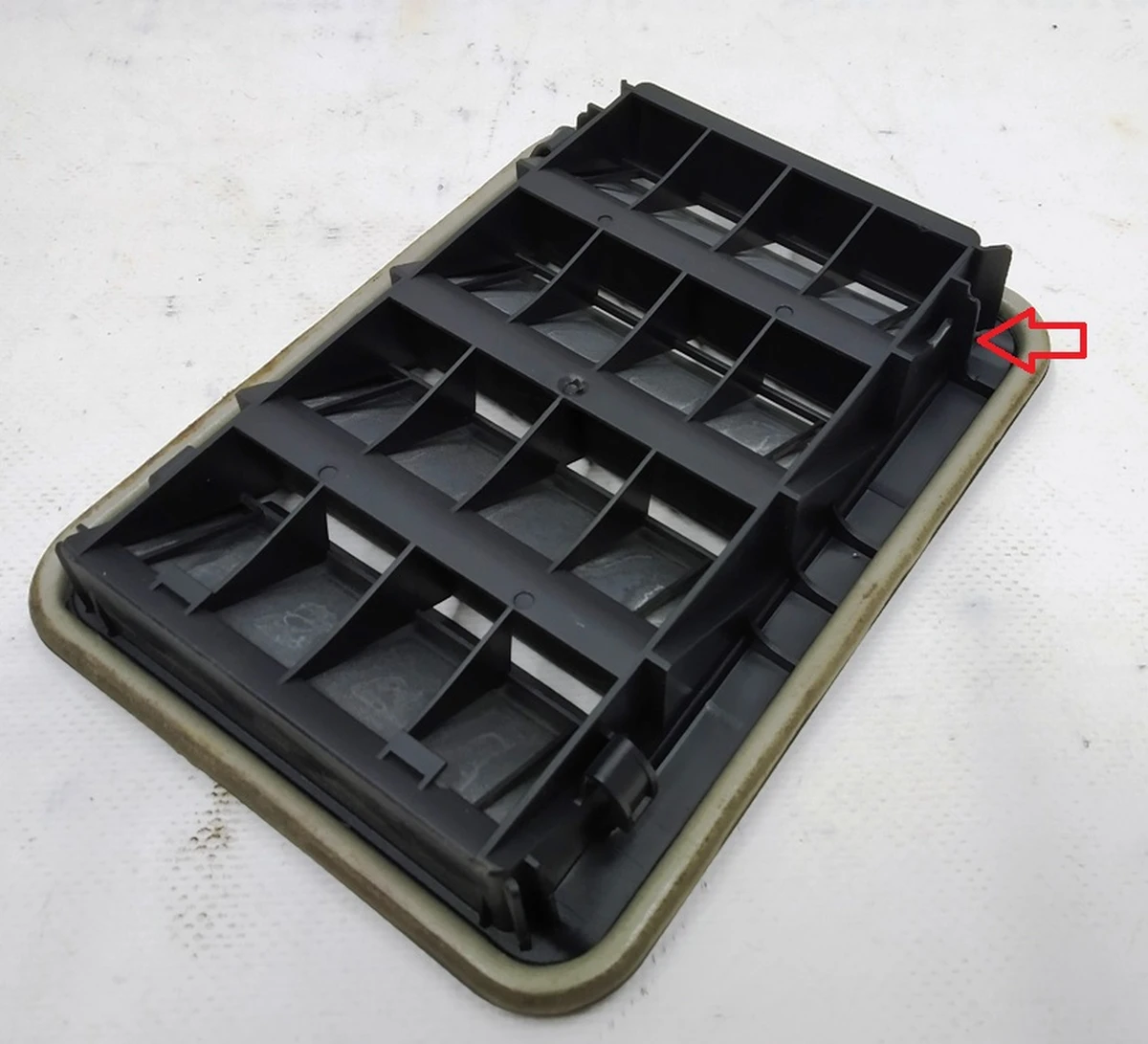 Вентиляційний клапан заднього багажника з ушкодженнями BMW i3 64229201647