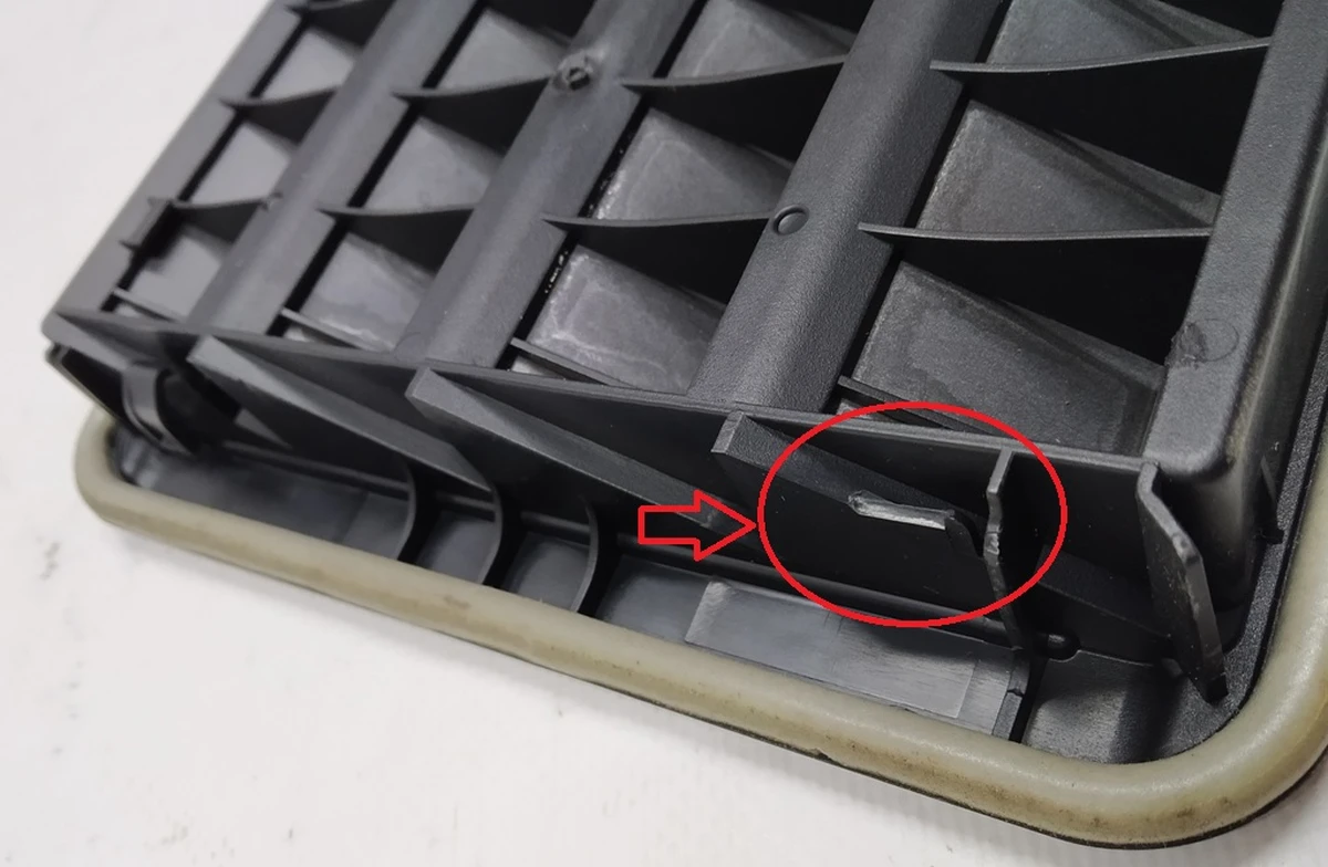 Вентиляційний клапан заднього багажника з ушкодженнями BMW i3 64229201647