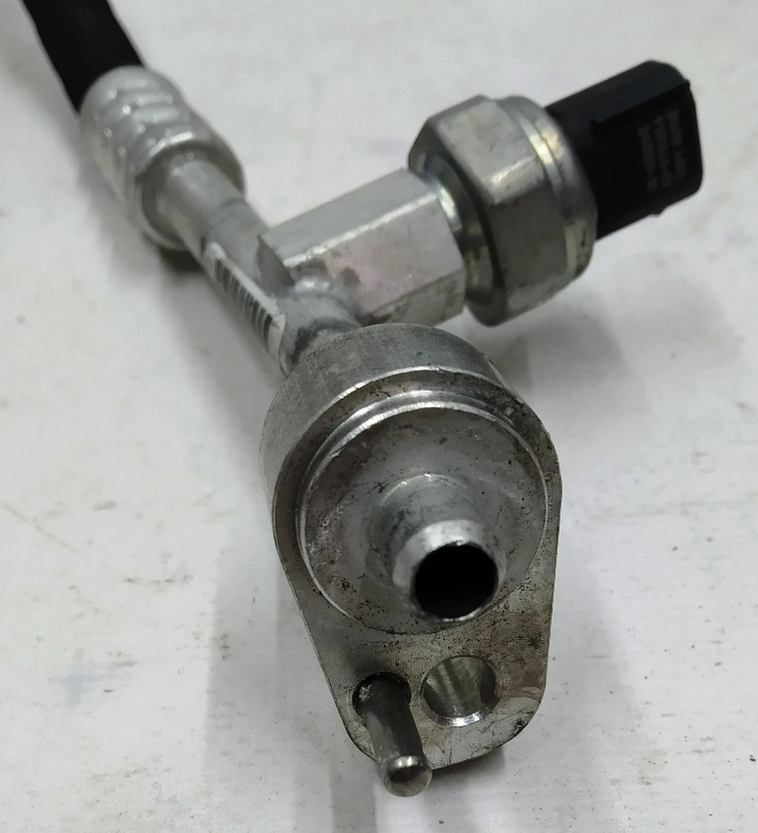 Трубопровод кондиционера выпускной в сборе с датчиком давления BMW i3 64509317388