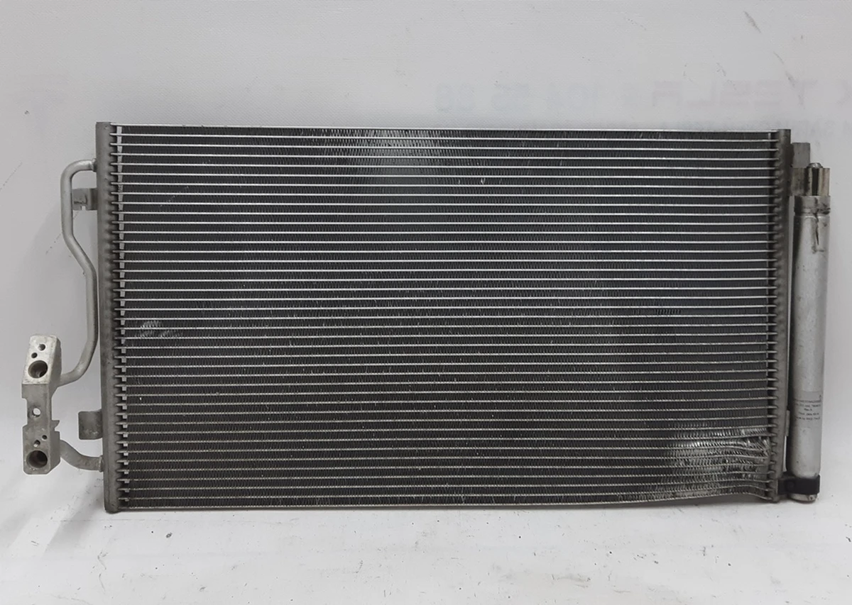 Радиатор кондиционера с повреждением BMW i3 64509335362