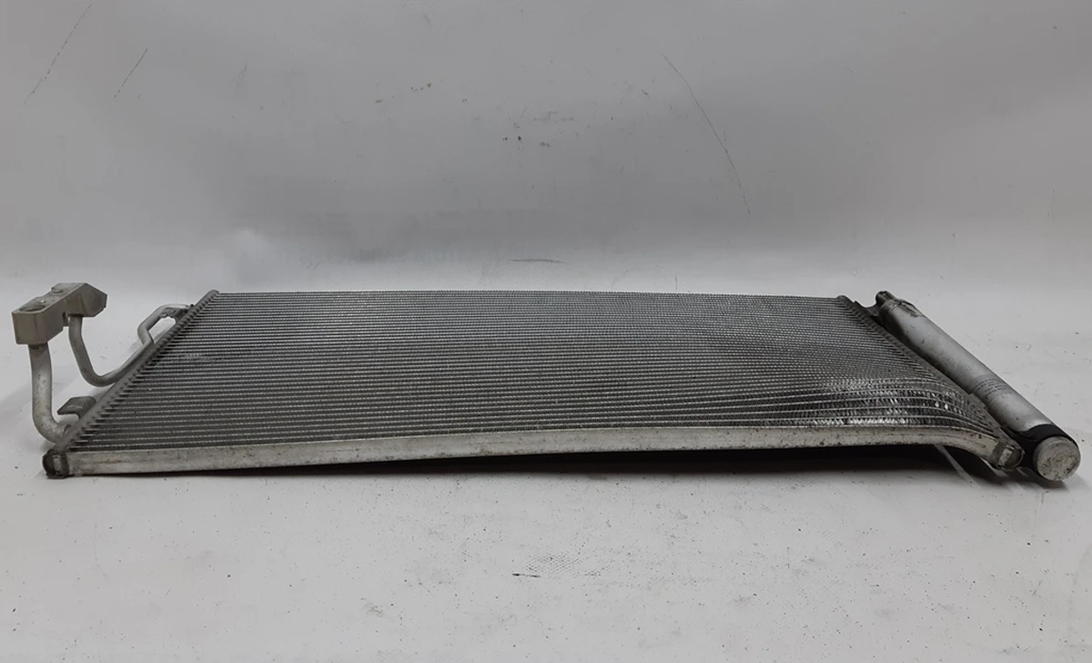 Радиатор кондиционера с повреждением BMW i3 64509335362