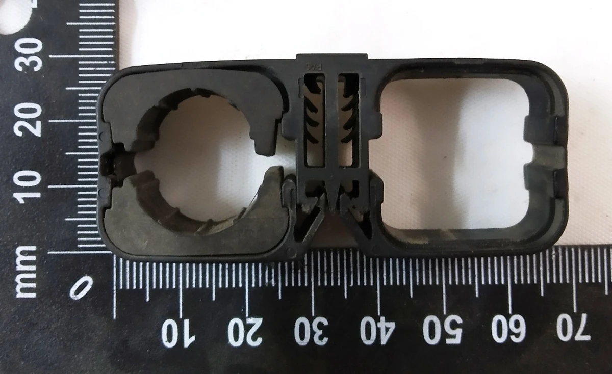 Зажим трубопровода кондиционера двойной нижний с повреждениями BMW i3 64539195547