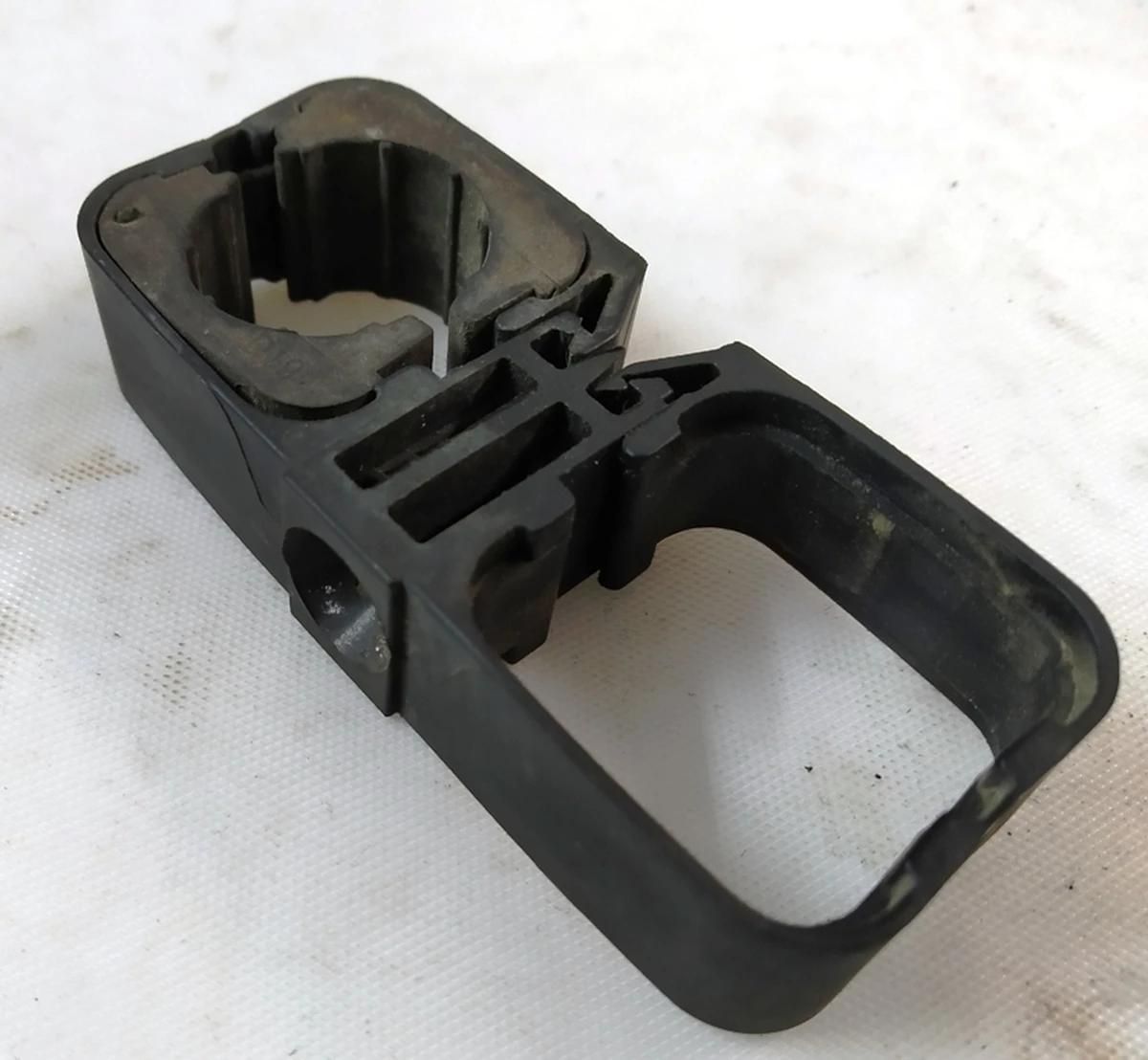 Зажим трубопровода кондиционера двойной нижний с повреждениями BMW i3 64539195547