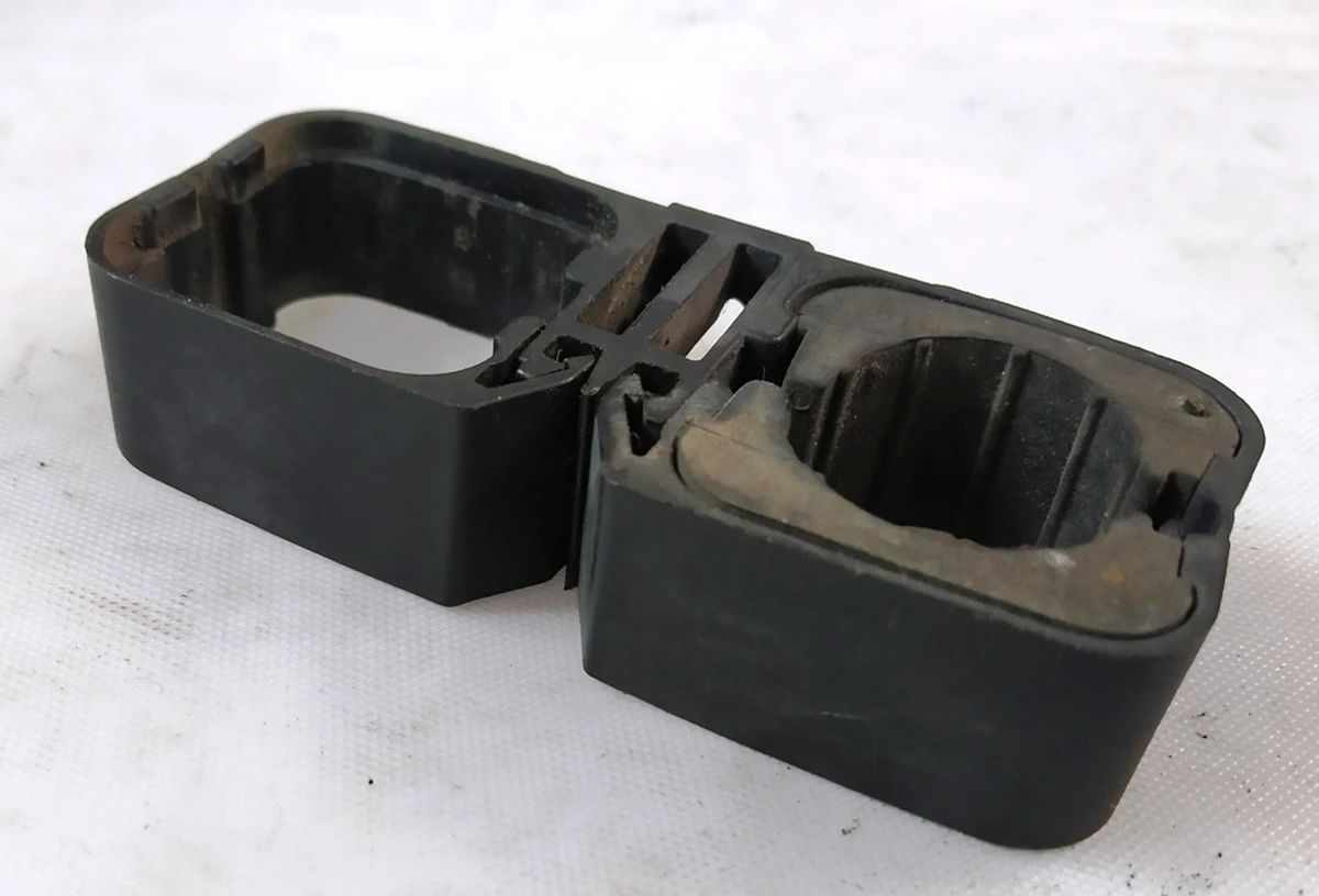 Зажим трубопровода кондиционера двойной нижний с повреждениями BMW i3 64539195547