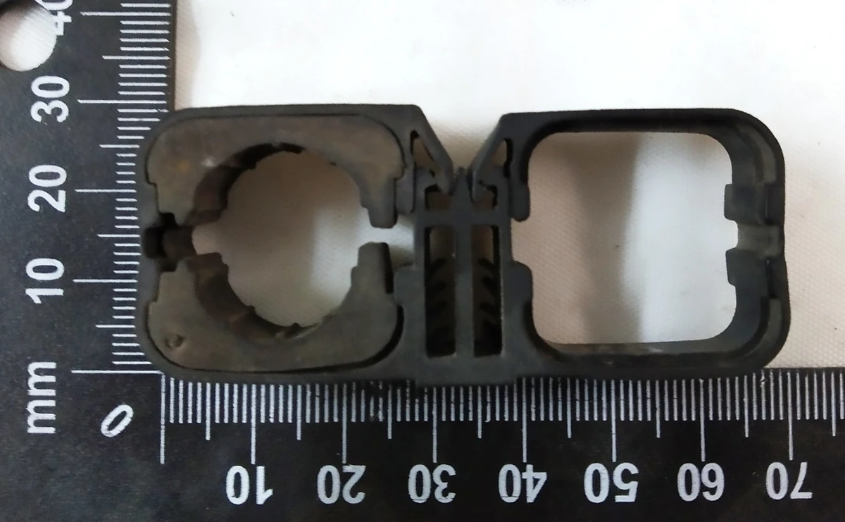 Зажим трубопровода кондиционера двойной нижний с повреждениями BMW i3 64539195547