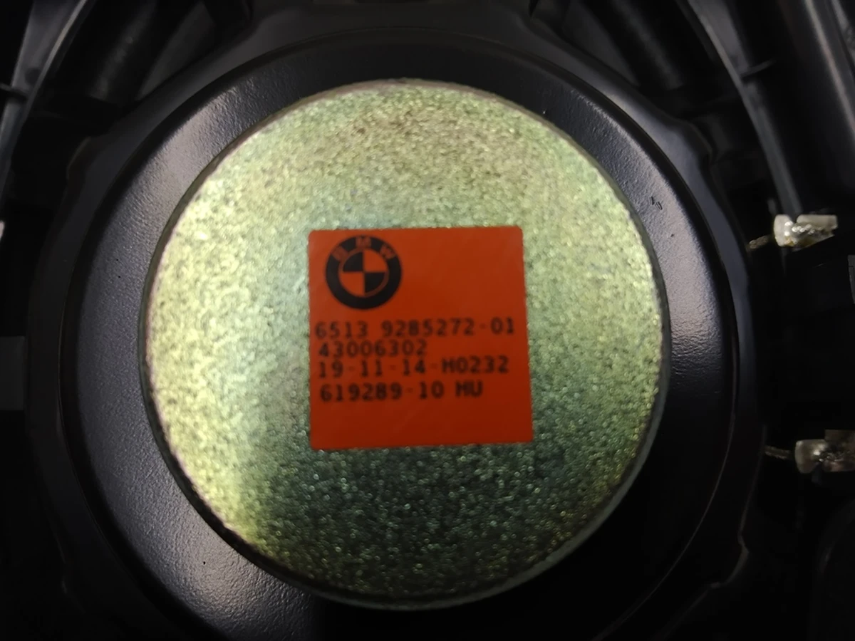 Динамик низкочастотный с направляющей звука правой и основанием в сборе BMW i3 65139285272