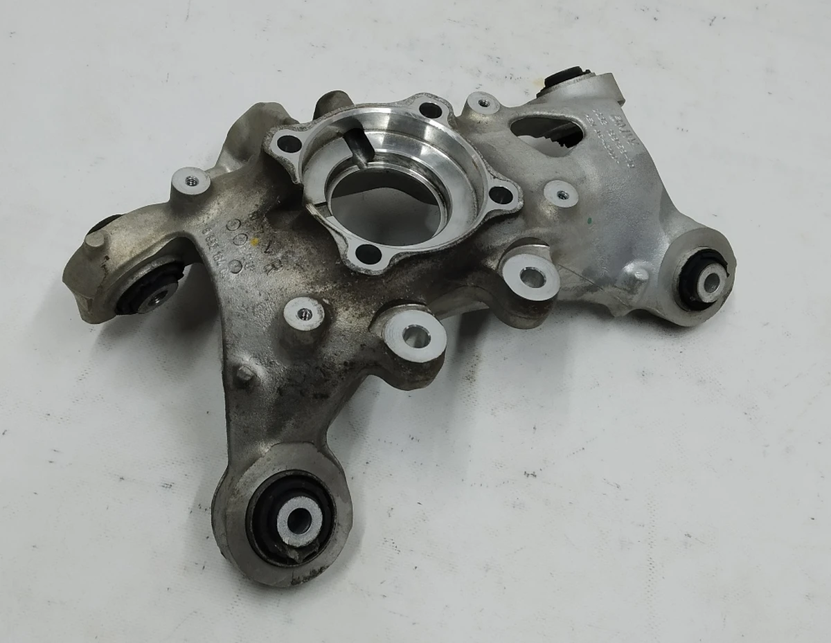 Кулак задній правий (цапфа) BMW I3 33326852162