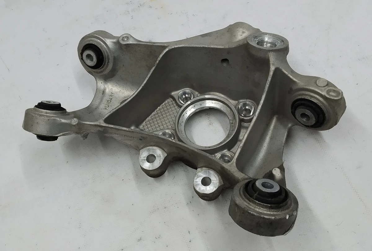 Кулак задній правий (цапфа) BMW I3 33326852162