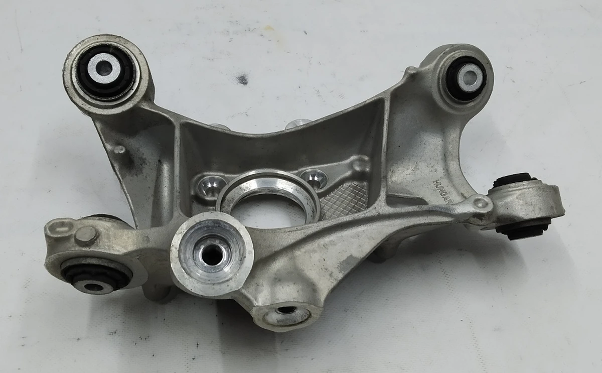 Кулак задній правий (цапфа) BMW I3 33326852162